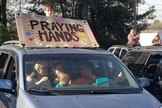 Pessoas oraram e louvaram a Deus mantendo-se em seus carros para garantir o distanciamento recomendado para evitar o contágio com o coronavírus. (Foto: Fox 5 Atlanta)