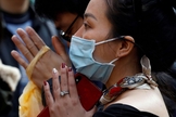 Mais pessoas estão se voltando para Deus durante a pandemia. (Foto: Reuters/Nguyen Huy Kham)