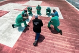 Funcionários do Jackson South Medical Center, na Flórida, oram no heliporto do hospital. (Foto: Jackson Health System)