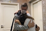 Soraya Moraes abraça seu marido Marco assim que ele chega do hospital. (Foto: Reprodução/Instagram)