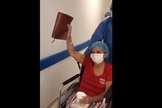 Uma colombiana de 65 anos deixou o hospital expressando gratidão a Deus, após 12 dias na UTI. (Foto: Reprodução)
