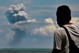 Homem observa fumaça do vulcão Krakatoa em erupção na Indonésia. (Foto: Ronald Siagian/AFP)