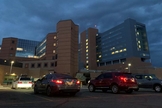 Carros do lado de fora do St. Mary's Medical Center, com as luzes piscando no sábado no evento Community Prayer for Healthcare Workers. (Foto: Nathan Deal / The Daily Sentinel)