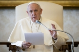 Papa sugere salário mínimo universal por causa do Covid-19. (Foto: Reuters)