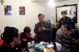 Chineses são assediados dentro de casa. (Foto ilustrativa: Reprodução/RFA)