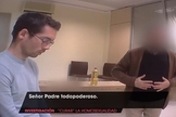 Uma das imagens da Telecinco, feita com uma câmera escondida, é usada contra um pastor evangélico. (Foto: Reprodução/Telecinco)