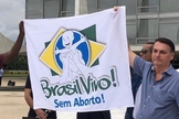 Presidente Bolsonaro levanta bandeira contra o aborto. (Foto: Reprodução/Instagram)