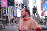 Phillip Blair prega na Times Square, um dos principais pontos turísticos de Nova York. (Foto: Reprodução/YouTube)
