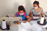 Mulheres costuram máscaras para serem doadas em Nova Veneza (SC). (Foto: Reprodução/Portal Veneza)
