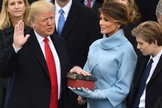 Donald Trump fez juramento sobre a Bíblia em posse da presidência dos EUA. (Foto: Mark Ralston/AFP/Getty Images)