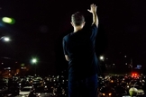 Culto ocorreu em um estacionamento aberto, em uma rodoviária desativada em Bertioga (SP). (Foto: Rocha Eterna)
