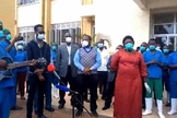 Médicos e ministra de Estado da Atenção Primária à Saúde, Moriku Joyce, comemoram alta de 10 pacientes recuperados da Covid-19 em Entebbe. (Foto: Reprodução/UGCN)