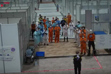 Profissionais de saúde comemoram fechamento de hospital de campanha na Espanha. (Foto: Reprodução/YouTube)