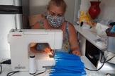 Zenilda produz voluntariamente, em média, 350 máscaras por dia. (Foto: Arquivo pessoal)