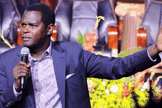 Pastor Robert Kayanja durante ministração. (Foto: Reprodução/Medium)