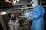 Mulher em lágrimas em meio à pandemia de Covid-19 em Lima, no Peru. (Foto: Rodrigo Abd/AP)