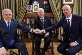 Presidente israelense Reuven Rivlin (centro) em reunião com o primeiro-ministro, Benjamin Netanyahu, e seu ex-opositor, Benny Gantz. (Foto: Haim Zach/GPO)