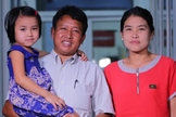 O pastor Tun com sua esposa e um de seus filhos. (Foto: Reprodução/Gospel for Asia)