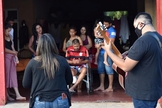 Fiéis recebem oração e louvor na porta de suas casas. (Foto: Reprodução/Facebook)