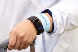 Pulseira “Labby Light", sistema desenvolvido pela empresa MetaWellness. (Foto: Reprodução/Ilfogliettone)