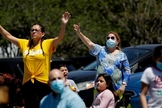 Fiéis participam de culto no estacionamento da Xtreme Harvest Church no Texas, EUA. (Foto: AP/Eric Gay)
