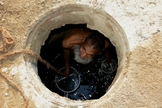 Jamshed Eric trabalhando em um esgoto em Karachi no ano passado. (Foto: Reprodução/NYT)