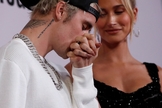 Justin Bieber beija a mão de sua esposa, Hailey Baldwin, na estréia do documentário “Justin Bieber: Seasons” em Los Angeles. (Foto: Reuters/Mario Anzuoni)