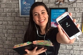 Brenda grava os vídeos sobre a Bíblia em casa, com o próprio smartphone (Foto: Olinda Matos/Adventistas)