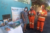 A mesa solidária despertou a atenção de dois profissionais de limpeza urbana que quiseram pegar livros religiosos. (Foto: Arquivo pessoal)