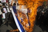Bandeira de Israel sendo queimada por ativistas anti-Israel no Irã. (Foto: Reprodução/Twitter)