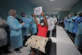 Paciente celebra recuperação da Covid-19 no Amazonas. (Foto: Diego Peres/Secom-AM)