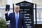 Donald Trump segura uma Bíblia enquanto visita a Igreja de St. John, próxima à Casa Branca. (Foto: AP/Patrick Semansky)