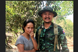 Naw Tu ao lado de um missionário da Free Burma Rangers. (Foto: Reprodução/Free Burma Rangers)