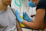 Imagem retirada de vídeo mostra voluntário recebendo injeção durante teste de vacina experimental de Covid-19 realizado pela Universidade de Oxford, em 25 de abril. (Foto: Reprodução/University of Oxford via AP)