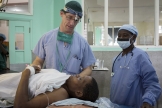 Andrew Browning examina uma mulher na África. (Foto: Reprodução/ Collective Hub)
