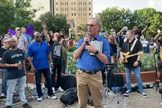 Pastor Max Lucado em vigília de oração na cidade de San Antonio, no Texas. (Foto: Facebook/Community Bible Church)