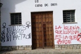 Grafite na fachada de uma igreja católica na Espanha. (Foto: Reprodução/OLRC)