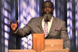 Voddie Baucham é teólogo, palestrante e decano de Teologia da Universidade Cristã Africana em Lusaka, Zâmbia. (Foto: Youtube / Reprodução)