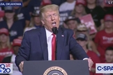 Trump durante discurso de campanha em Tulsa, Oklahoma. (Foto: Reprodução / Info Wars)