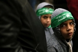 Crianças palestinas usando bandanas do Hamas participam de uma manifestação contra a decisão do presidente Trump de reconhecer Jerusalém como a capital de Israel, na Faixa de Gaza. (Foto: Reprodução: Ibraheem Abu Mustafa / Reuters)