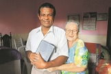 Pastor Evandro com a mulher, Onércia, e a Bíblia, já em casa. (Foto: Dayana Souza/AT)