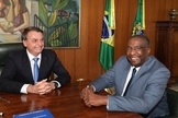 O presidente Jair Bolsonaro ao lado do novo ministro da Educação, Carlos Alberto Decotelli da Silva. (Foto: Reprodução/Twitter)
