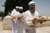 Os sacerdotes judeus trazem a oferta de Omer em preparação para o Terceiro Templo. (Foto: Reprodução/Adam Propp)