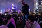 As pessoas fazem oração em memória do estudante universitário Alex Chow morto durante manifestações em Hong Kong. (Foto: Anthony Kwan/Getty Images)