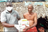 Jonas durante distribuição de alimentos no Quênia. (Foto: Reprodução/TTI)