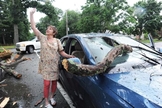 Debby Clish aponta para o céu em agradecimento a Deus, após se livrar de um acidente nos EUA. (Foto: Marc Vasconcellos/The Enterprise)