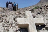 Grupo de moradores posando junto à cruz antiga no Paquistão. (Foto: Reprodução / Pamir Times)