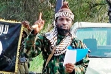 Terrorista do Boko Haram com bandeira do Estado Islâmico. (Foto: Reprodução / Fileo)