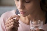 Reino Unido aprovou provisoriamente o uso de pílulas abortivas em casa para que mulheres não precisem ir a clínicas para realizar o procedimento. (Foto: Getty Images)