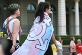 Ativistas durante marcha do Orgulho LGBT. (Foto: Delia Giandeini / Unsplash)